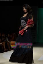 Sonal Chauhan walks the ramp for Sylph By Sadan show on Wills Lifestyle India Fashion Week 2011-Day 4 in Delhi on 9th April 2011 (6).JPG